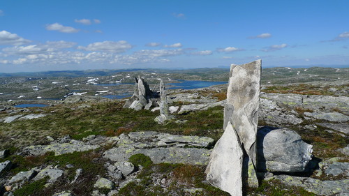 Vardene på Årsdalsryggen i Masfjorden. Den nærmeste antagelig reist av Otto 20. august 2008!