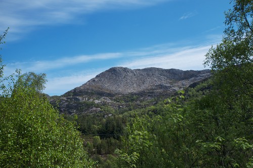 Liatårnet sett fra asfaltveien mot Fjell festning