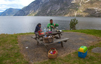 Pølselunsj ved Sognefjorden. Nå er det ikke så veldig langt hjem igjen.