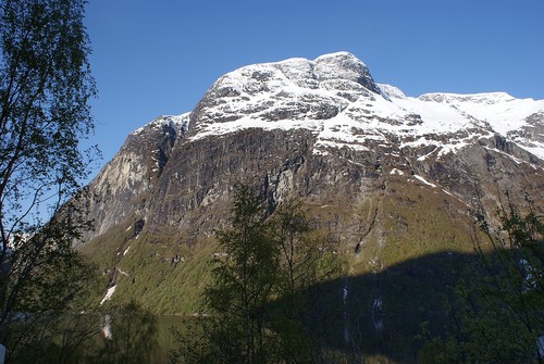 Nydelig morgen ved Loenvatnet. Ramnefjellet - katastrofefjellet fra 1930-åra.