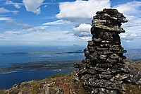 På toppen av Dønnamannen. Lovund skimtes i bakgrunnen.