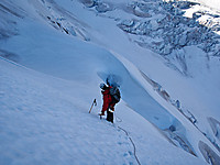 På vei oppover snørampen på Maradalsbreen mot Jernskartinden.