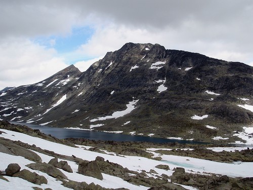 Skarddalstinden og Skarddalseggje sett fra Skarddalen. 