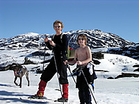 Pappa og Fredrik i Grotvassdalen. Brattefjell og Svafjell bak.