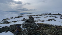 Høyeste punkt på Vesetfjellet. Varde/trig-punkt skimtes i bakgrunnen.