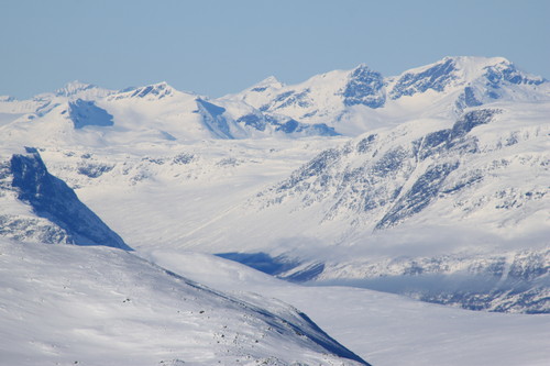 Med telelinse fra Nibbi mot noen av 2000-meterstoppene i Jotunheimen. Vet ikke helt hvilke topper vi ser? Vakkert er det i hvertfall.