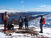 På vei fra Kvithaug til Gråskarvet med Grønsennknipa og Storfjorden i bakgrunnen.