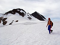 Rusler ned Uranosbreen. Uranostindene bak.