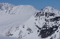 V4 sett fra Hinnåtefjellet. Bak (t.h) ligger Østre Memurutinden.