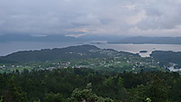 Utsikt sørover mot Bjørnaåsen og Bjørnefjorden fra Liafjellet. Viken mot høyre er Halhjem ferjekai.