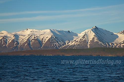 Nydelige islandske fjell sett fra utseilingen fra Dalvik.