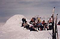 Folksomt på toppen av Skorafjell Langfredag 1999.