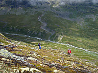 På vei oppover i Gjertvasstindens østre hall. Gjertvasselvi i bakgrunnen.