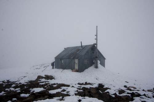 Hytte på toppen av fjellet .