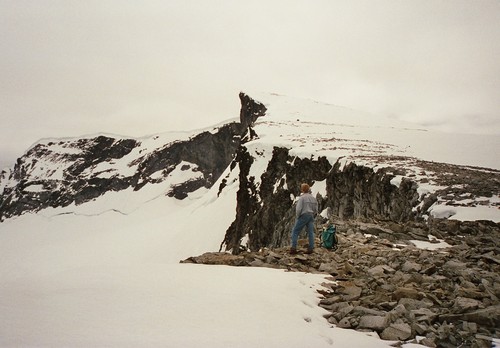 29.06.1993: Jeg skuer opp mot Glittertind på veien ut Vestre Glittertindoksle. 