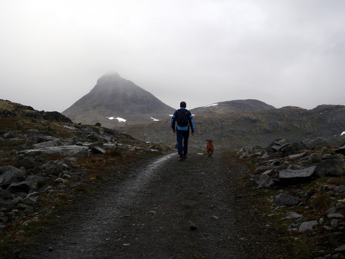 Anleggsveien i Gravdalen, Kyrkja bak.