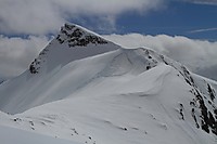 Gravdalstinden sett fra nord. Vesle Gravdalstinden til høgre.