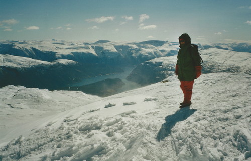 Liv Synnøve på Skorafjell. Utsikt sørover mot Hardangerfjorden