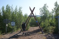 "Porten" til fotturen var ganske åpenbar. Men fra nå av var det bjørkekratt, mygg og plank å gå på som gjaldt.