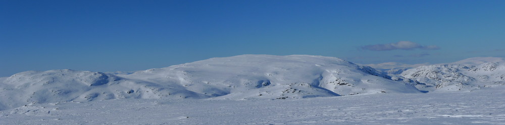 Panorama fra Skipanuten. Fløyelsbråten 1521 til venstre, Øykjafonn i midten. Skaret vi krysset oss ned i mot høyre. Kaldevotni i høyre billedkant