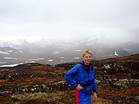 Meg på Hundeknappen (?) med blant annet Hjelledalstinden og Falketind bak.