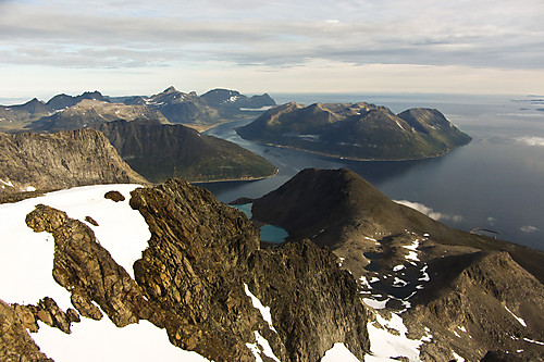 Herlig utsikt fra Store Kågtinden mot Arnøya og Laukøya.