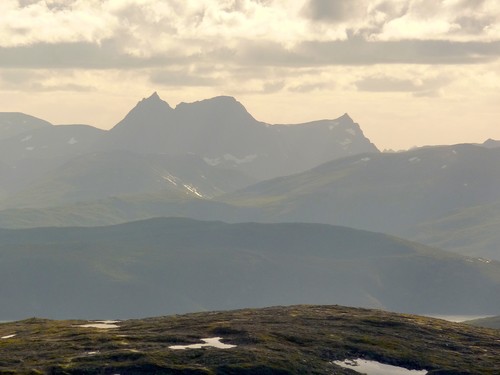 Med litt zoom kan man se Breidtinden på Senja