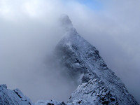 Midtre Skagastølstind (2284) og Skagastølsnebbet (2222) sett fra Nordre Skagastølstinden (2167). Forbanna nysnø og skyer, men litt trolsk!