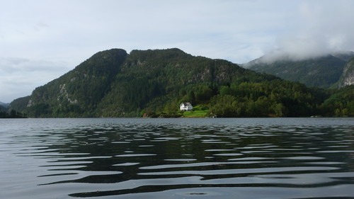 Padøy med Hatlehaug-huset. Storgjelsknausen like til venstre (sør) for gjelet