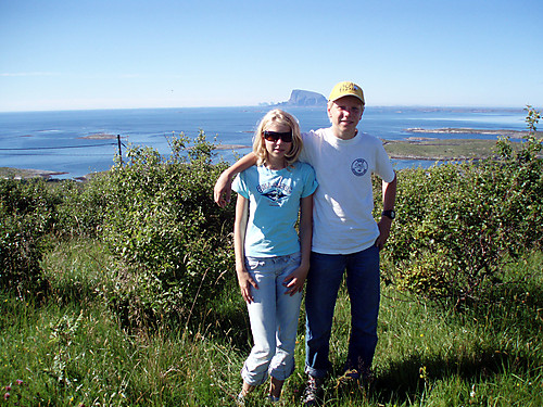 Meg og Synne på toppen av Dønnesfjellet. Træna og Lovund bak.