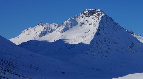 Store Urdadalstinden, med Midtre bak til venstre. Tatt fra nord.