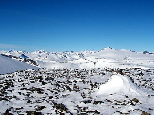 Nordvestover fra Austnubben mot bla. Glittertinden (2464) til høyre.