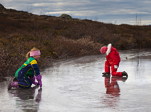 Meg og Vilde Marie på isen. Det var skikkelig gøy!