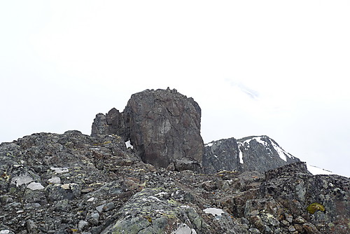 Toppen på Vest for Tverrbottinden V1 sett fra V1. Vestre Tverrbottinden (1920 moh) i bakgrunnen til høyre