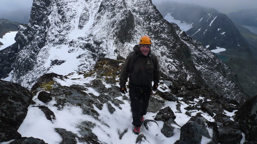 Før toppen på Vetle flater det ut igjen. Vestre Leirungstinden i bakgrunnen