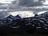 Hjelledalstinden og Falketinden sett fra Gravafjellet.