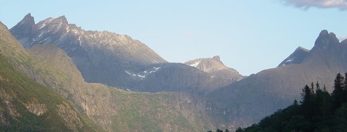 Klassisk "Åndalsnes-utsikt" - men unormalt vakkert vær! Vengetindene (t.v) og Romsdalshornet (t.h)