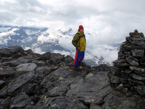 En opptur å få litt utsikt på Stølsnostind. Hurrungane i bakgrunnen.