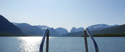 Først på båten over Ladtjojaure fikk vi skikkelig utsikt mot toppen, da mesteparten av turen til fjellstasjonen går i bjørkekratt.