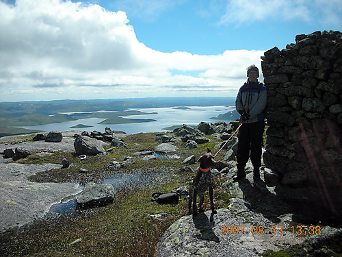 Pappa på toppen av Urdalsnuten. Rosskreppfjorden ses bak.