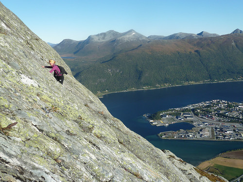 På veg over svaene ved Setnesfjellet. Åndalsnes i bakgrunnen