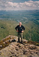 Knut på toppen av østeggen. Utsikt mot Bringeland.