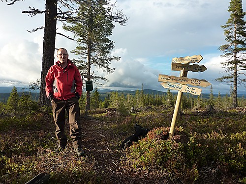 På toppen med god utsikt til omkringliggende landskap.