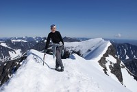 Lars-Petter meget fornøyd på Sveriges høyeste punkt. Nordtoppen bak t.h.