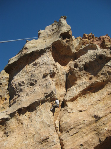 Klatring på ett crag nedenfor Teide. Martine prøver seg på en 6b+-rute. 