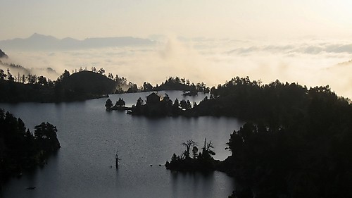 Refugi JM Blanc har en pen beliggenhet, her sett fra pkt 2363 ved Estany Negre. Legg merke til at skoggrensen er vesentlig høyere her enn i Norge, og tresortene er ganske like (furu og bjørk).