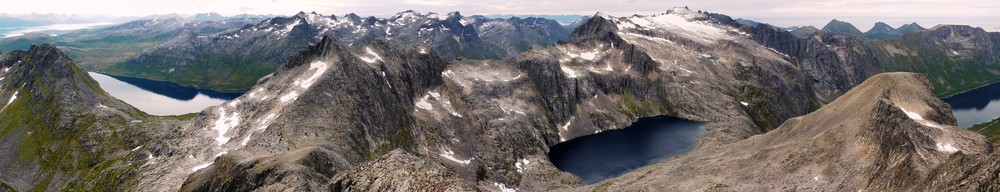 Panoramic view from the top of Styrmannstinden, looking more or less to the south-east and south