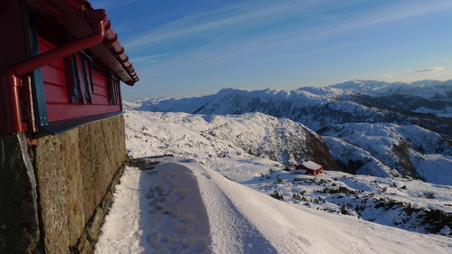 Flott hytte ca. 500 moh. Vedafjellet 673 moh i bakgrunnen