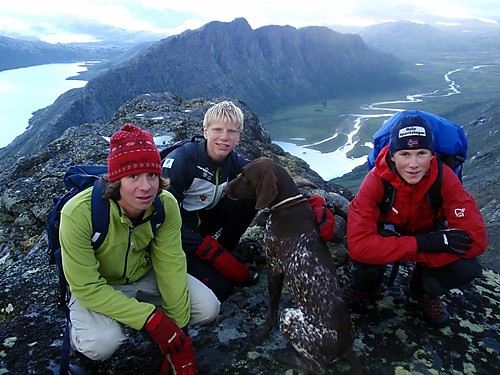 Veslløyfttinden med den laaaange, krattete, myggfulle og våte Leirungsdalen bak.