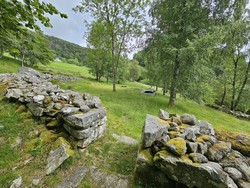 Holmedal gamle kyrkjegard og kultstad fra Norrøn tid